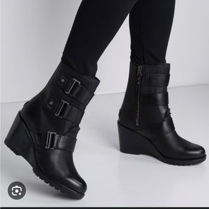 Like new Sorel after hours black wedge boot size US 6